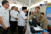 Walikota Bandung (Oded M. Danial) terlihat menyapa para peserta job fair beserta Dinas Tenaga Kerja Kota Bandung.