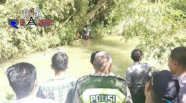Warga dibantu pihak kepolisian saat mengevakuasi mayat yang mengapung di sungai kanjer.