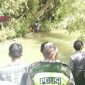 Warga dibantu pihak kepolisian saat mengevakuasi mayat yang mengapung di sungai kanjer.