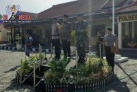 Wakil Bupati Sampang H. Abudllah Hidayat saat menjadi pimpinan apel gelar pasukan Ops Mantap Brata Semeru 2019, di Mapolres Sampang.