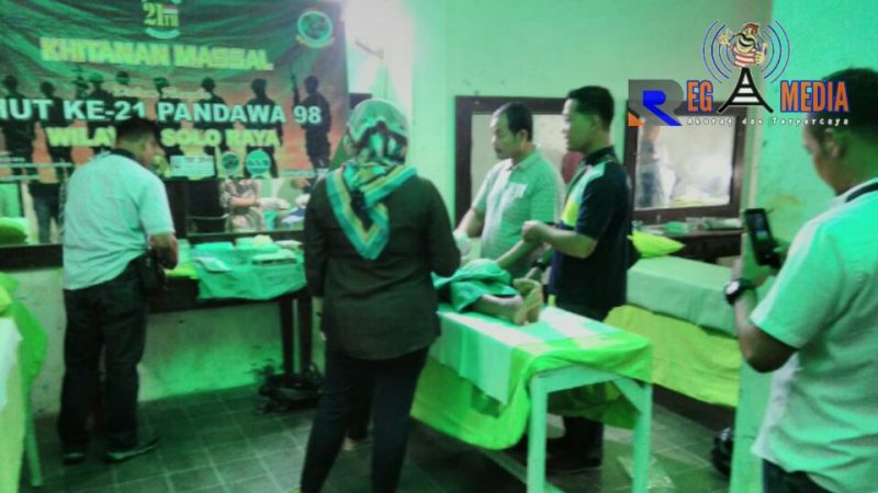 Anggota Abituren Pandawa 98 tengah membantu petugas kesehatan saat melakukan sunnat massal.