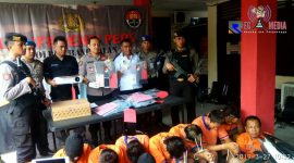 Wakapolres Bangkalan Kompol Hendy Kurniawan ditemani anggota satreskim Polres Bangkalan dan anggota Humas Polres Bangkalan saat menunjukkan barang bukti