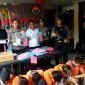 Wakapolres Bangkalan Kompol Hendy Kurniawan ditemani anggota satreskim Polres Bangkalan dan anggota Humas Polres Bangkalan saat menunjukkan barang bukti
