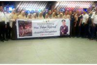 Pose bersama Kapolres Bangkalan (AKBP Pa'ludin Tambunan) didampingi jajarannya bersama para pelajar usai nobar film 'Pohon Terkenal'.