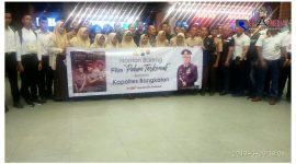 Pose bersama Kapolres Bangkalan (AKBP Pa'ludin Tambunan) didampingi jajarannya bersama para pelajar usai nobar film 'Pohon Terkenal'.