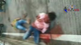 Korban kecelakaan terlihat tergeletak tak berdaya di jembatan tol suramadu (foto: video media massa)