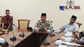 Ketua Komisi I DPRD Kabupaten Sampang R. Aulia Rahman saat memimpin rapat di Ruang Rapat Komisi Besar DPRD Sampang.