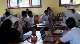 Terlihat Nur Aisah di dampingi gurunya saat mengikuti UNBK di SMAN 2 Bangkalan 