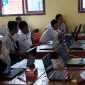 Terlihat Nur Aisah di dampingi gurunya saat mengikuti UNBK di SMAN 2 Bangkalan 