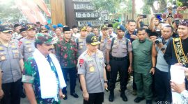 Panglima TNI dan Kapolri saat di sambut dengan pengalungan sorban oleh salah satu tokoh di gerbang pendopo agung Bangkalan