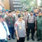 Panglima TNI dan Kapolri saat di sambut dengan pengalungan sorban oleh salah satu tokoh di gerbang pendopo agung Bangkalan