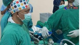 dr. Nurul Hidayat, saat sedang melakukan operasi bedah kepada pasien di RSUD Syamrabu Bangkalan