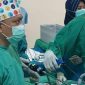 dr. Nurul Hidayat, saat sedang melakukan operasi bedah kepada pasien di RSUD Syamrabu Bangkalan