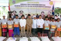 Bupati Bangkalan R. Abdul Latif Amin Imron bersama Kepala Biro Humas dan Informasi Publik Kementerian Pertanian, Dr. Kuntoro Boga Andri, dan pengasuh PP. Al Hikam saat berpose bersama usai memberikan simbolis bantuan kepada perwakilan 13 Santri