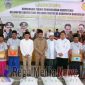 Bupati Bangkalan R. Abdul Latif Amin Imron bersama Kepala Biro Humas dan Informasi Publik Kementerian Pertanian, Dr. Kuntoro Boga Andri, dan pengasuh PP. Al Hikam saat berpose bersama usai memberikan simbolis bantuan kepada perwakilan 13 Santri