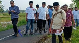 Bupati Bangkalan bersama Rektor UTM dan pejabat lainnya saat survei jalan di Desa Murkepek beberapa hari lalu.