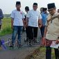 Bupati Bangkalan bersama Rektor UTM dan pejabat lainnya saat survei jalan di Desa Murkepek beberapa hari lalu.