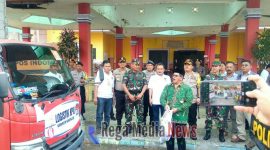 Wakil Bupati Bangkalan Drs. Muhni saat melepas pendistribusian logistik Pemilu di Gedung Olahraga Bangkalan