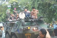 Terlihat Bupati Bangkalan bersama ketua KPU Bangkalan menaiki mobil Tank TNI