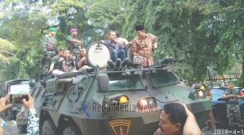 Terlihat Bupati Bangkalan bersama ketua KPU Bangkalan menaiki mobil Tank TNI