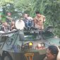 Terlihat Bupati Bangkalan bersama ketua KPU Bangkalan menaiki mobil Tank TNI
