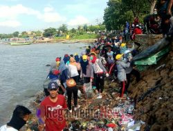 Mahasiswa UTM Pungut Sampah Dibibir Pantai Kamal