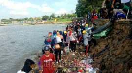 Antusias mahasiswa UTM memungut sampah berserakan dibibir pantai