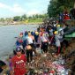 Antusias mahasiswa UTM memungut sampah berserakan dibibir pantai