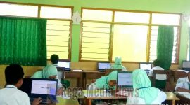 Suasana berlangsungnya ujian sekolah berstandar nasional berbasis komputer