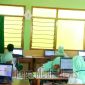 Suasana berlangsungnya ujian sekolah berstandar nasional berbasis komputer