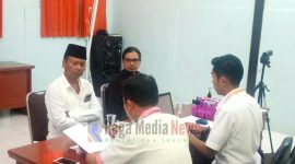 Petugas Bawaslu Bangkalan saat menerima laporan dari kelompok masyarakat Klampis.