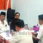 Petugas Bawaslu Bangkalan saat menerima laporan dari kelompok masyarakat Klampis.