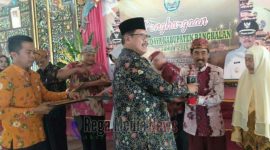 Wakil Bupati Bangkalan saat menyerahkan penghargaan apresiasi kepada salah satu tokoh budaya Bangkalan