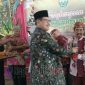 Wakil Bupati Bangkalan saat menyerahkan penghargaan apresiasi kepada salah satu tokoh budaya Bangkalan
