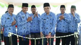 Bupati Bangkalan Ra Latif ditemani Kepala Dinas Kominfo Bangkalan Bambang Setiyawan saat pemotongan pita peresmian kantor gedung baru Diskominfo
