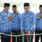 Bupati Bangkalan Ra Latif ditemani Kepala Dinas Kominfo Bangkalan Bambang Setiyawan saat pemotongan pita peresmian kantor gedung baru Diskominfo