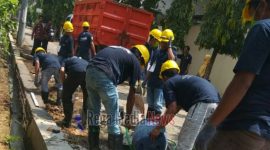 Suasana antusias para tukang saat mengikuti uji kompetensi.