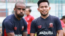 Pemain Madura United FC Greg Nowkolo (kiri) dan Andik Vermansyah (kanan).
