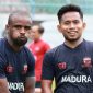 Pemain Madura United FC Greg Nowkolo (kiri) dan Andik Vermansyah (kanan).