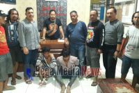 Kedua tersangka (RF) dan (AR) saat diamankan Unit Reskrim Polsek Tanah Merah, Bangkalan.