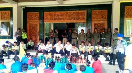 Massa dari PMII saat melakukan aksi tuntutan didepan kantor Pemkab Bangkalan.