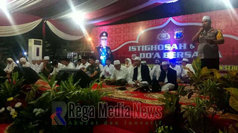 Kapolres Bangkalan (AKBP. Boby Pa'ludin Tambunan) saat menyampaikan sambutannya dalam giat istighosan dan do'a bersama dalam rangka mewujudkan pemilu 2019 yang aman, damai dan kondusif.