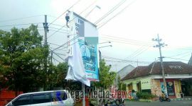 Anggota Bawaslu Bangkalan saat menertibkan APK yang masih terpangpang di pinggir jalan kota Bangkalan