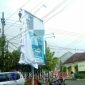 Anggota Bawaslu Bangkalan saat menertibkan APK yang masih terpangpang di pinggir jalan kota Bangkalan