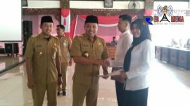 Bupati Sampang (H. Slamet Junaidi) didampingi Wakil Bupati Sampang (H. Abdullah Hidayat), saat penyerahan petikan keputusan pengangkatan CPNS, di pendopo trunojoyo.