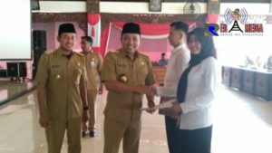 Serahkan Petikan Keputusan Pengangkatan 222 CPNS, Pesan Bupati Sampang: Bekerjalah Dengan Niat Ibadah