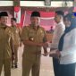 Bupati Sampang (H. Slamet Junaidi) didampingi Wakil Bupati Sampang (H. Abdullah Hidayat), saat penyerahan petikan keputusan pengangkatan CPNS, di pendopo trunojoyo.