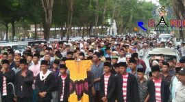 Massa simpatisan Subaidi kembali turun jalan, tampak terlihat memadati Jl. Wijaya Kusuma menuju Pengadilan Negeri Sampang.