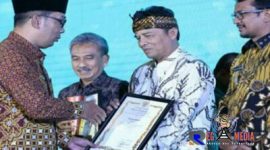 Bupati Kabupaten Bandung (H. Dadang Naser), saat menerima penghargaan dari Gubernur Jawa Barat (Ridwan Kamil)