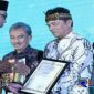 Bupati Kabupaten Bandung (H. Dadang Naser), saat menerima penghargaan dari Gubernur Jawa Barat (Ridwan Kamil)